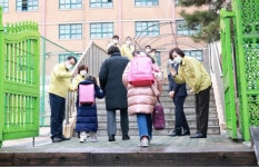 분당 초등학교 휩쓴 ‘코로나 공포’… 노래방 간 교사에 학부모 분노