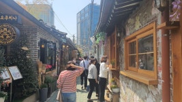 “20대는 연말에야 백신 맞는다” 거리두기 피로감에 평일에도 붐비는 유명 상권