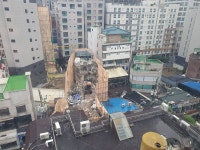 “장사 안되니 오피스텔 지어요”… 골목마다 공사중인 이대앞