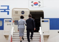 文대통령, 6박8일간 英 G7과 오스트리아·스페인 순방 마치고 귀국