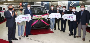 GM 나간 자리에 ‘군산형 일자리’로 전기차 출고…文 “매우 기쁘다”