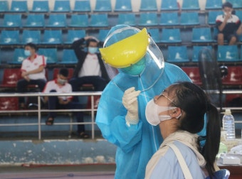 베트남 총리, 삼성 공장 찾아 “韓 정부가 백신 확보 도와달라”