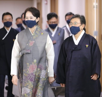 모두 한복 입은 국무회의…文대통령 “삼일절·광복절에도 입었으면”
