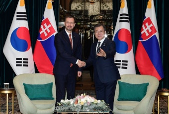 文대통령 “우리 기업 인프라 사업 참여” 슬로바키아 총리 “전기차 협력”