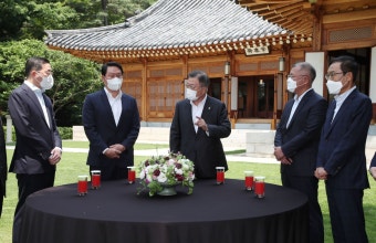 文대통령, 내일 최태원·정의선·구광모 만난다…이재용 출소 뒤 첫 만남