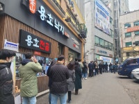 “선별진료소 줄인 줄” 뜨거운 사전투표 열기… 직장인 몰리며 역대급 투표율