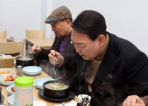 당선 후 첫 민생행보로 남대문시장 찾은 尹 “시장 잘 돼야 경제 잘 돼”