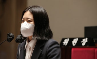 의총서 첫 인사한 박지현 비대위장… 설훈 “얼굴 몰라, 마스크 벗어달라”