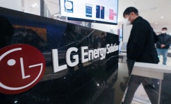 [특징주] LG에너지솔루션, 배터리 화재 위험으로 美당국 조사 소식에 약세