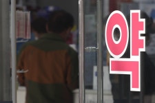 코로나19 확진자, 대리인 없이 직접 약국서 처방 받을 수 있다