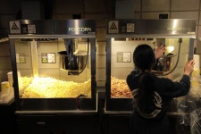 “영화관에서 팝콘 먹자”… 오늘부터 실내 취식 금지 해제