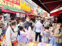 코로나 직격탄 맞았던 완구거리… 어린이날 앞두고 3년 만에 웃음꽃 피었다