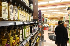 [르포] “치킨집 운영 20년 이래 최악”... 사장님 울리는 식용유값