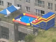 동탄 아파트에 워터파크 만든 입주민…“하수구 막히고 잔디 물바다”