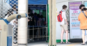 [특징주] 휴가철 앞두고 코로나 재확산…항공·여행주 무더기 ‘신저가’