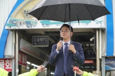 22년 전 盧처럼…박용진, 부산 명지시장서 “진영대립 정치 끝내겠다”