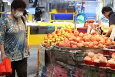 지지율 24%로 첫 휴가 마친 尹대통령...‘정책 세일즈’로 국정동력 회복할까