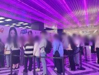 “대기번호 1400번, 뉴진스 스티커 사러 6시간 줄섰어요”…삼촌·학생팬 몰린 더현대서울 가보니