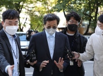 ‘주가조작 혐의’ 강영권 에디슨모터스 회장, 구속심사 출석… “드릴 말씀 없어”