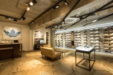 명동에 플래그십 내는 아디다스... 나이키 밀어내고 1위 수성 나선다