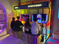 [르포] MZ세대의 OLED 사용법… 뉴트로 콘셉트 LG 금성오락실 가보니