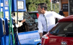 ‘1조원 자산’ 수낙 英신임총리 과거 기아차 주유 연출...‘서민 코스프레’ 논란