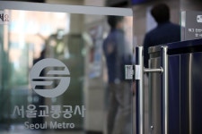 지하철 3호선 잠원역 열차 고장으로 한때 지연…“전기 공급 장치 이상”