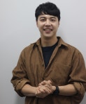 [인터뷰] “김칩스는 김치전 끄트머리 맛 과자…‘쉬운 한식’ 꿈꿔요” 한식 셰프 신인호 더다믐 대표