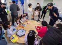 유치원·어린이집 찾은 이주호 “유보통합으로 아이 키우기 좋은 환경 만들 것”