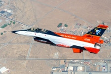 AI가 조종하는 F-16 전투기 17시간 이상 비행 첫 성공