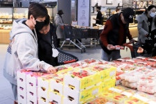 롯데마트 “새벽에 딴 딸기, 당일 낮에 바로 판매”