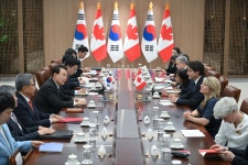 캐나다 투자 늘리는 K배터리… 포스코 웃는데 LG는 삐걱