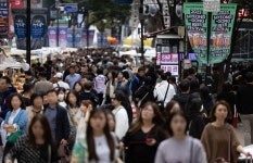 핼러윈 기간 명동에 순간 최대 인파 3만…중구, 노점 적치물 치워
