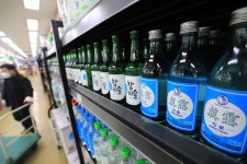 [특징주] 소주·맥주 가격 오른다… 주류주 급등