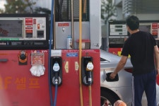 “100평 땅도 얹어 줄게요”…수익성 쪼그라든 주유소 업주들, “일단 팔고 보자”
