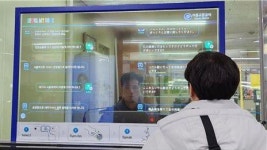“我在哪买化妆品?” “6번 출구…” 명동역 투명스크린서 외국인 동시 대화