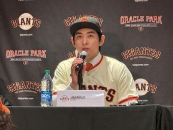 ‘빅리거’ 이정후, 샌프란시스코 자이언츠 입단식… “헬로, 한국서 온 바람의 손자”