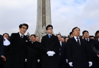 대전현충원 방문한 한동훈 “충청, 與 승리의 상징… 먼저 와야 하는 곳”