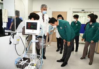 오세훈, 서울의료원 공공의료본부장에게 허리 굽혀 “잘 부탁드리겠습니다”