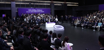 尹대통령 “청년은 국정운영 동반자... 기업의 출산지원금 전액 비과세”(종합)
