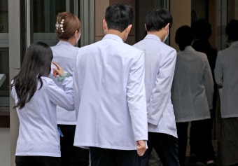 3월인데 의대는 개강 못했다…증원 갈등 길어지며 ‘집단 유급’ 가능성
