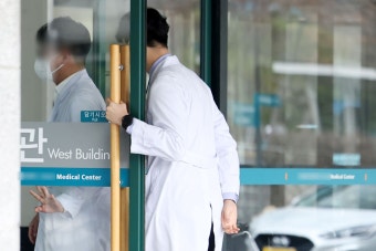 ‘참의사 리스트’… 의사 커뮤니티서 현장 남은 전공의 색출 논란