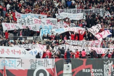 “정몽규 OUT” 축구협회에 뿔난 붉은악마, ‘지도부 사퇴’ 기습 퍼포먼스