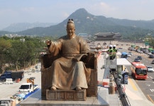 “세안하실 시간입니다” 광화문 세종대왕·이순신 장군 봄맞이 목욕