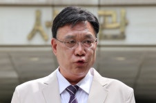 의대생 “증원은 계약위반” vs 대학 “민사 아닌 행정소송 해야”