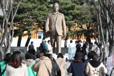 ‘박정희 동상’ 동대구역에 이어 경북도청 앞에도 세워진다