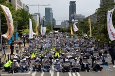 “소상공인 다 죽는다…최저임금 동결, 업종별 구분적용하라”…국회의사당대로에 모인 2000여명 소상공인들