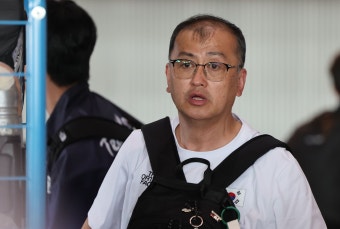 배드민턴 협회장, 선수단과 따로 귀국… 김학균 감독 