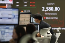 [마켓뷰] 외국인도 기관도 반도체 팔았다… 코스피 한달 만에 2600선 붕괴