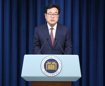 정진석 비서실장, 故 장기표 신문명정책연구원장 빈소 조문
